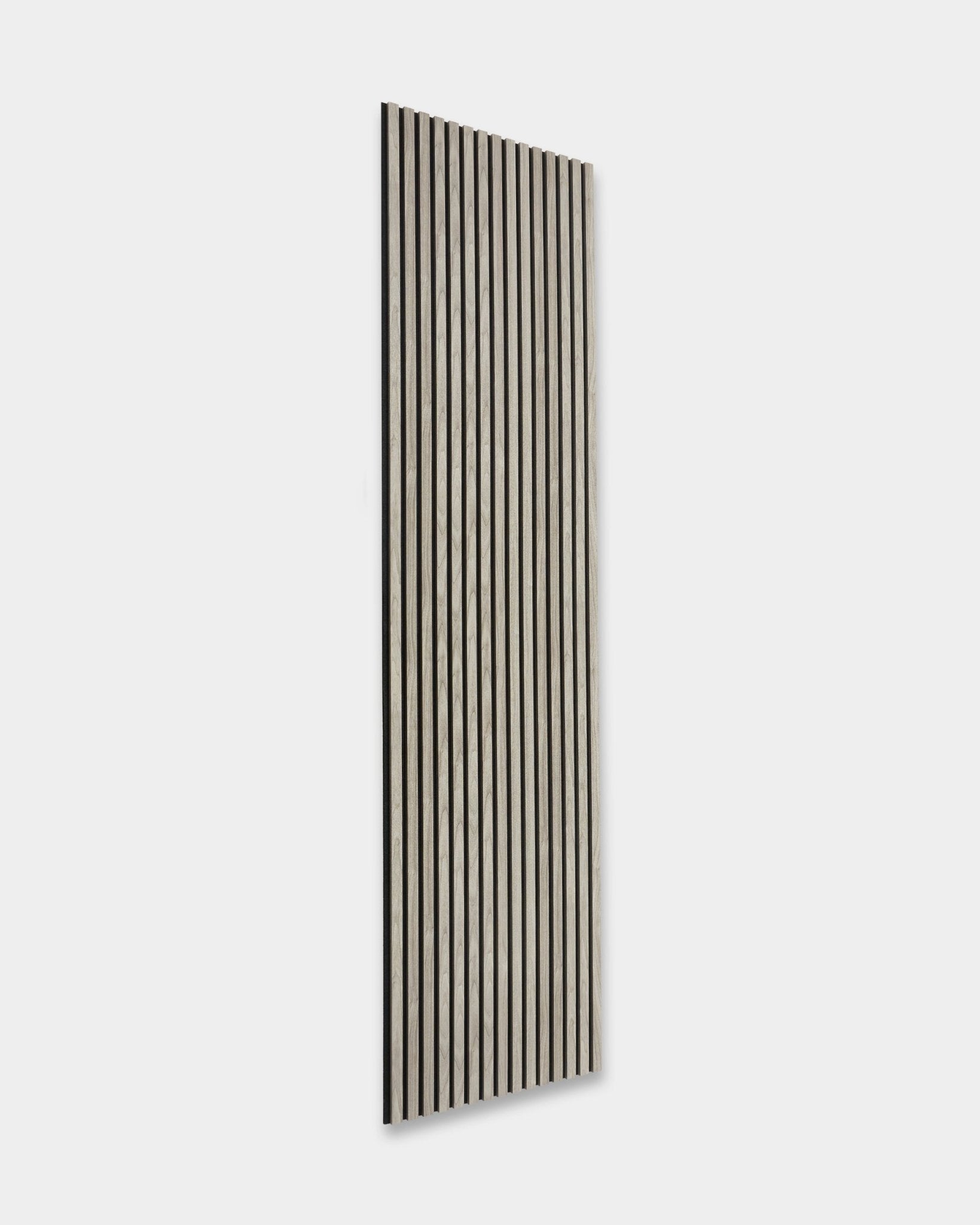 WoodUpp Essential Akupanel en Weathered Oak, 240x60 cm, Nordic Panel acústico con lamas vertical black sobre fondo gris claro, mostrado sobre fondo blanco.